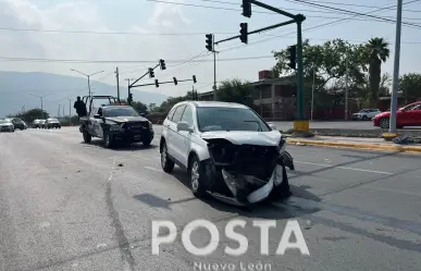 Impacta mujer su auto contra camión de bomberos