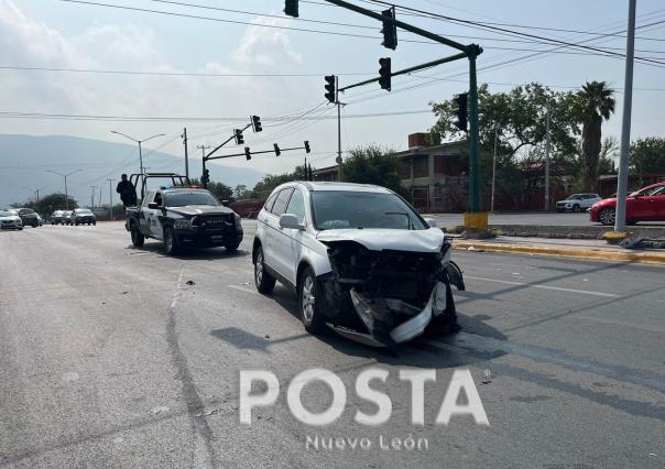 Impacta mujer su auto contra camión de bomberos