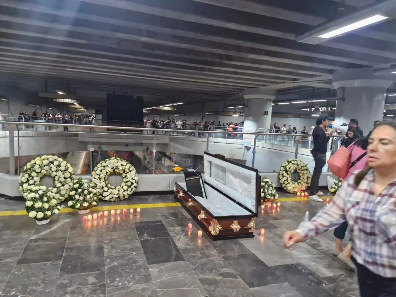 Varias personas se manifestaron en Mixcoac tras la tragedia de la Línea 12. Foto: Ramón Ramírez