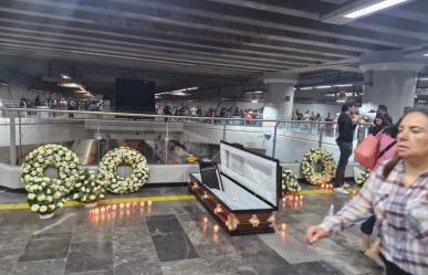 ¡Con ataúd!, protestan dentro del Metro por muerte de 26 personas en Línea 12