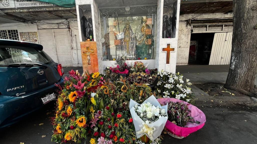 Llenan de flores capilla dedicada a Malverde en CDMX