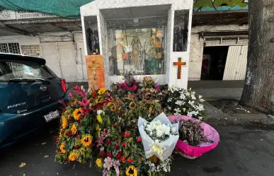 Llenan de flores capilla dedicada a Malverde en CDMX