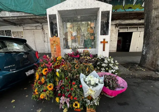 Llenan de flores capilla dedicada a Malverde en CDMX