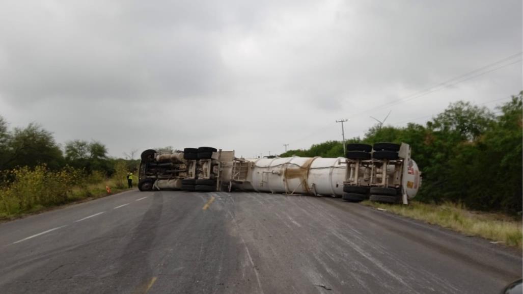 Cierran tramo Reynosa- San Fernando por volcadura de tractocamión