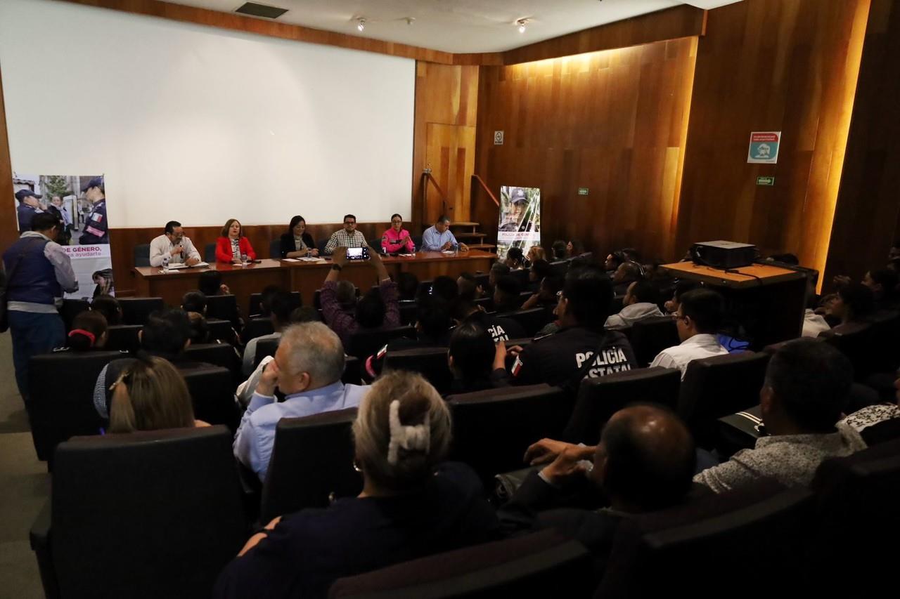 La preparación para atender casos de acoso sexual en espacios públicos es uno de los temas de la capacitación. Foto: SSEM