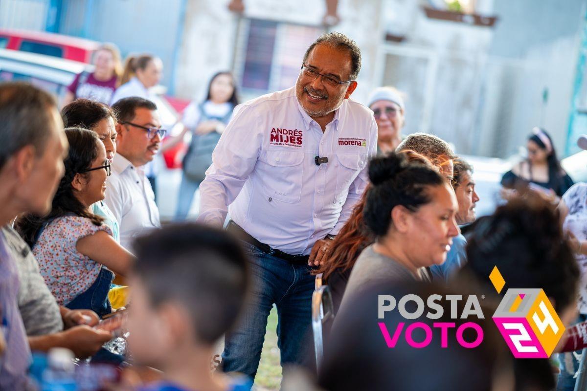 Andrés Mijes, candidato a la alcaldía de Escobedo por la coalición Sigamos Haciendo Historia, presentando sus propuestas a habitantes de ese municipio. Foto: Coalición Sigamos Haciendo Historia