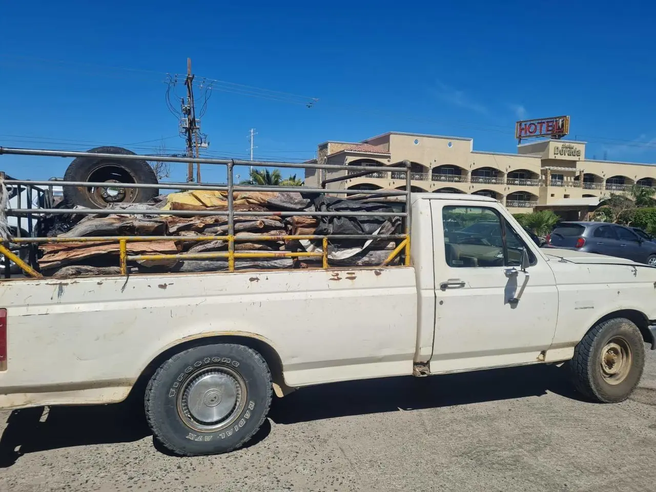 Camioneta Ford F-150 blanca detenida en forjadores. I Foto: Más Noticias de BCS.