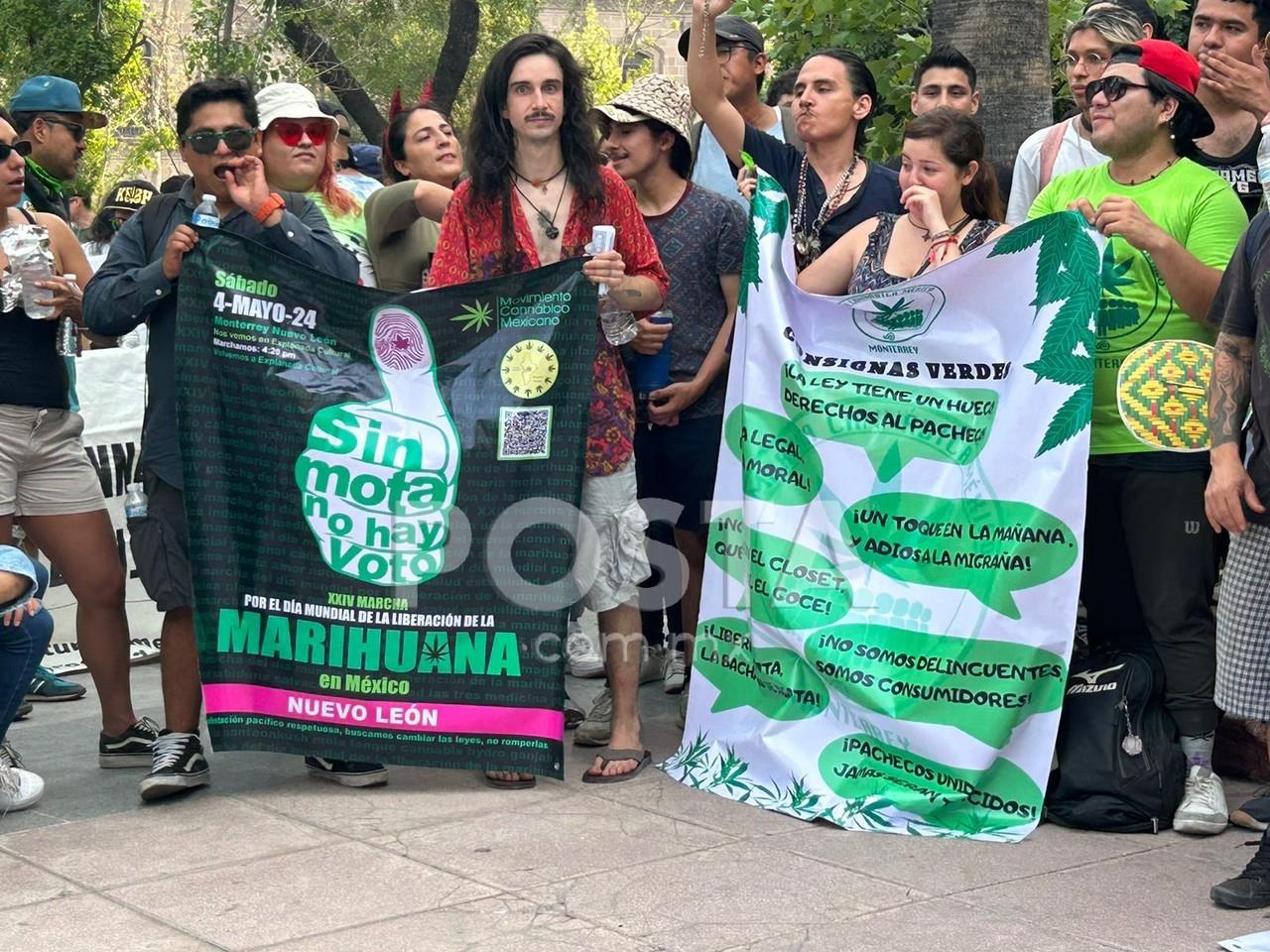 Ciudadanos marchando por el centro de Monterrey en busca de la legalización de la marihuana. Foto: Jorge López