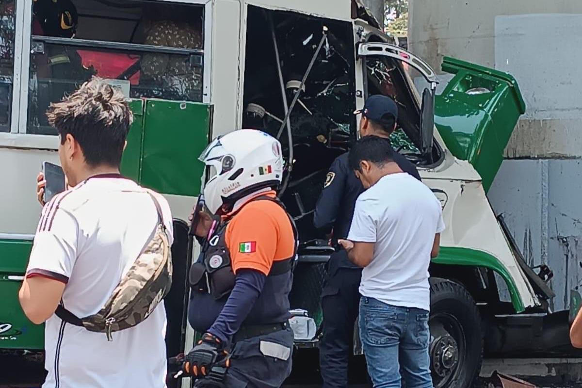 Un microbús tuvo daños irreparables luego de impactarse contra columna. Foto: @IroniaLD