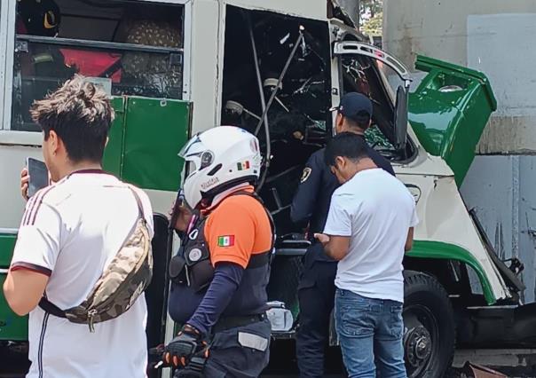 ¡Varios lesionados!, microbús se impacta contra columna de la Línea 12 del Metro