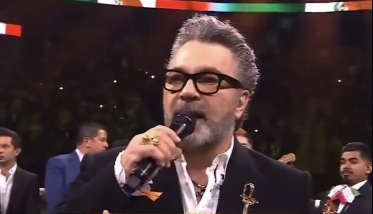 Mijares canta el Himno Nacional Mexicano en la pelea de El Canelo. Foto: Especial