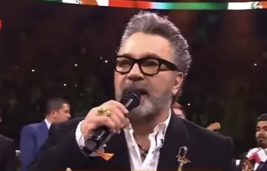 Canta Mijares el Himno Nacional Mexicano en pelea de El Canelo