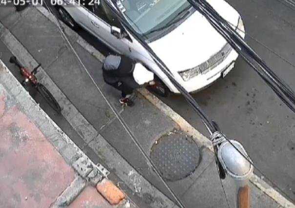 Hombre roba tapones de auto en CDMX: fue filmado en un video viral