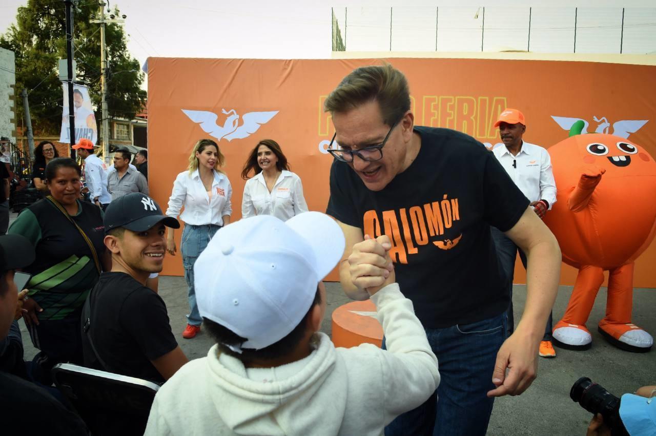 Salomón Chertorivski saludando a un ciudadano.    Foto: @Chertorivski