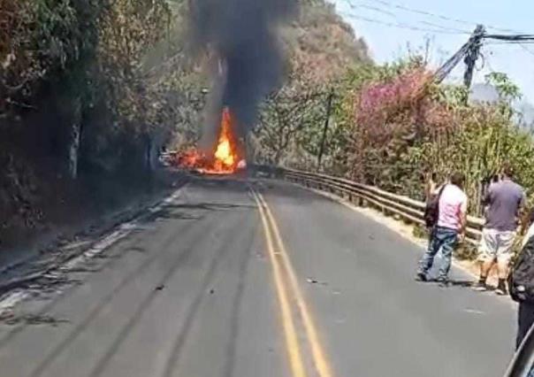 Arden dos vehículos en Valle de Bravo