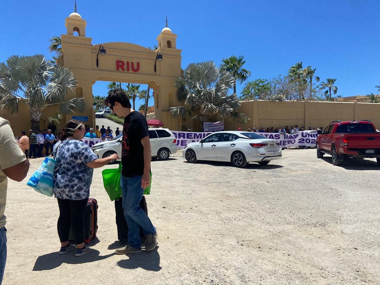 Bloqueo de taxistas en Hotel Riu Los Cabos. I Foto: Hoy BCS.