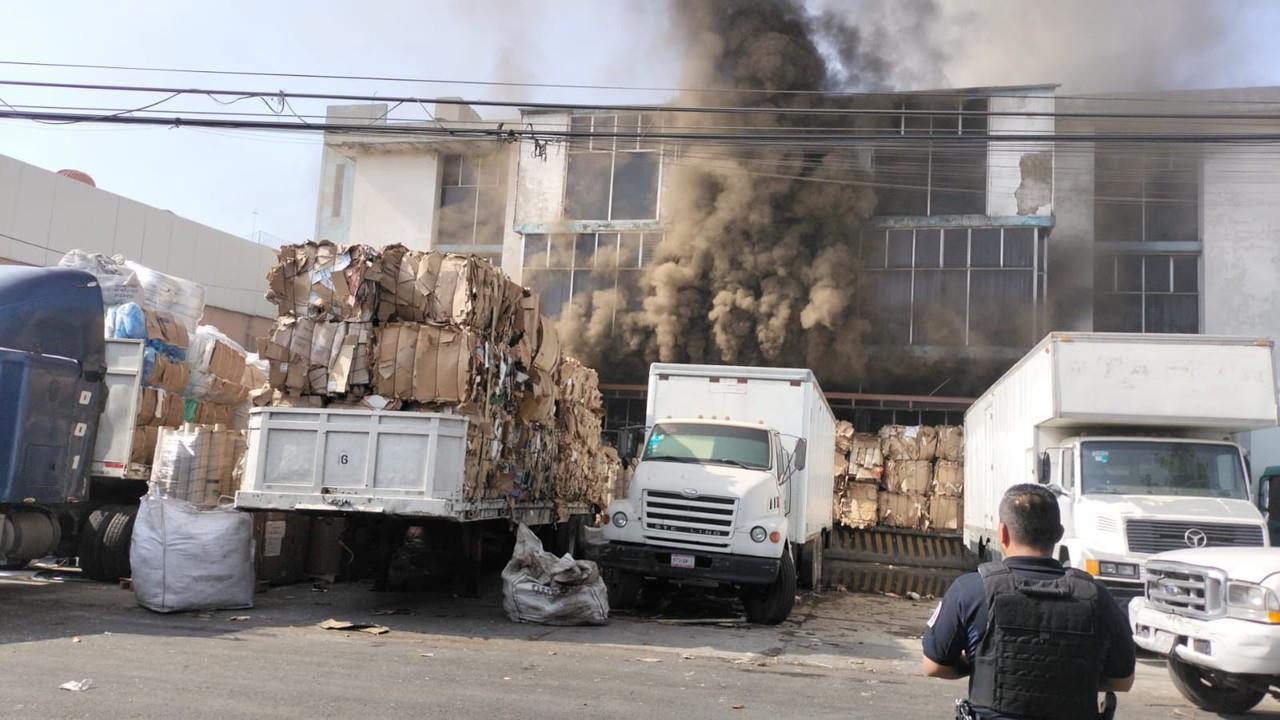 Atienden incendio en fábrica de cartón en Tlalnepantla. Foto: Cortesía