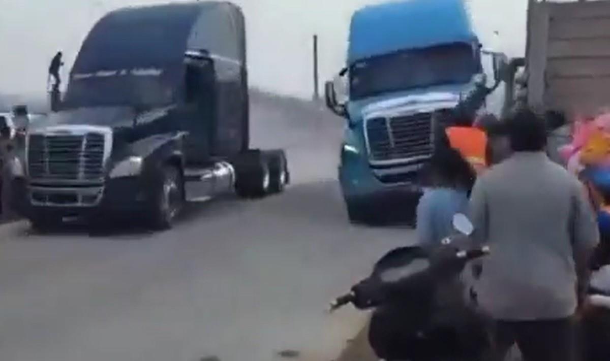 Momento en que un tráiler que participó en unos arrancones embistió a un grupo de personas; el saldo fue de tres muertos y 12 heridos. Foto: X @POSTAEdomex