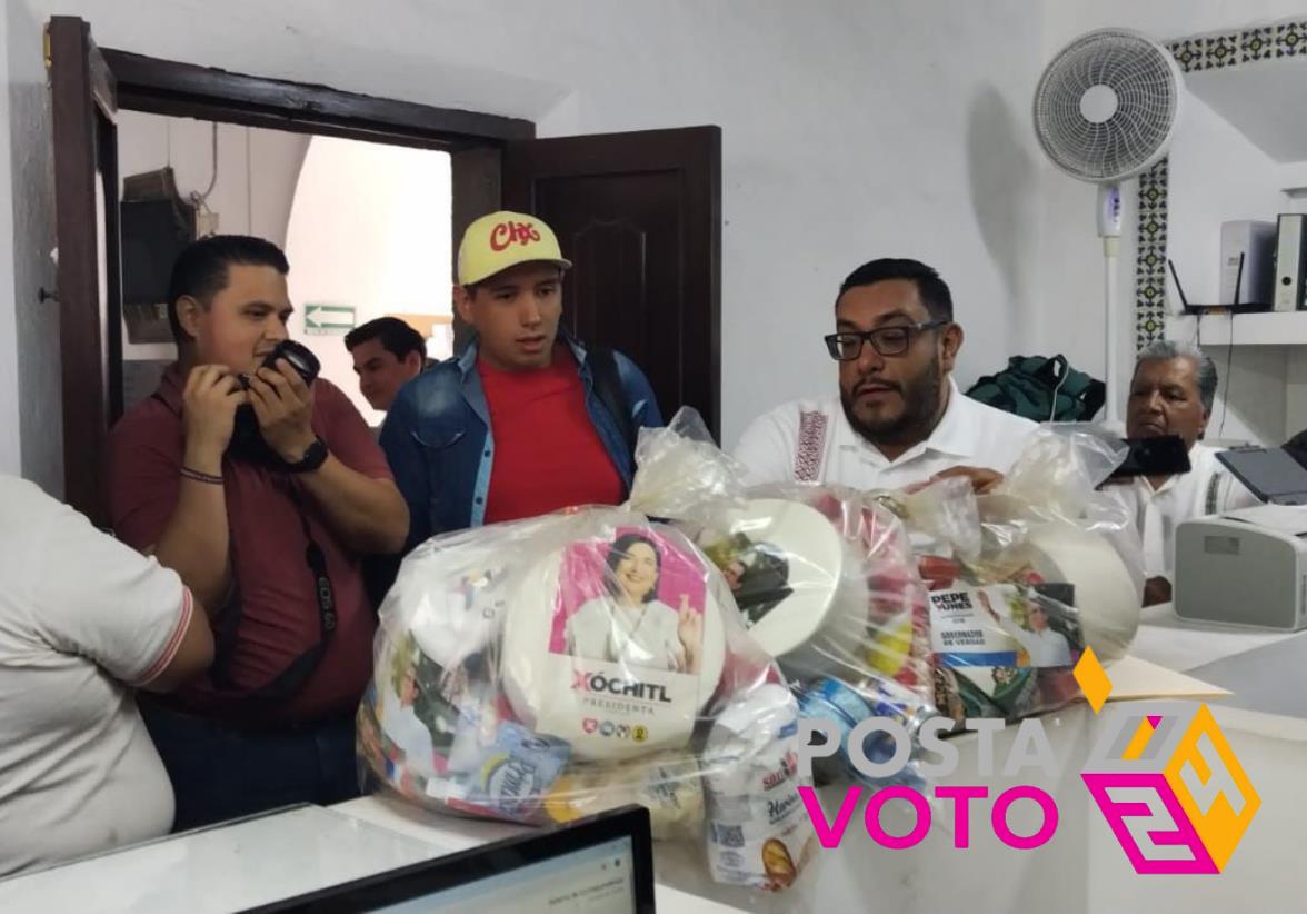 Gabriel Onésimo Zúñiga Ovando, representante de Morena ante el OPLE, denuncia entrega de despensas por Pepe Yunes en Castillo de Teayo y Xalapa. Foto: Rosalinda Morales / OPLE