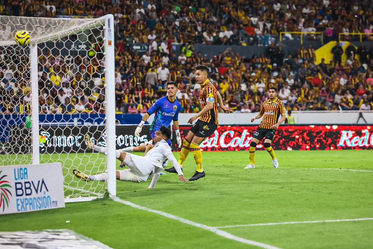Horacio Torres anota gol a Leones Negros de la Universidad de Guadalajara. Foto: X / @atleticolapaz