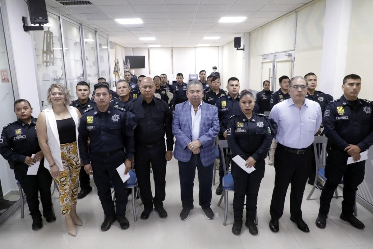 El encargado del Despacho de la Presidencia Municipal, José Antonio Quiroga Chapa, junto a los policías premiados por su labor destacada. Foto: Gobierno de Escobedo