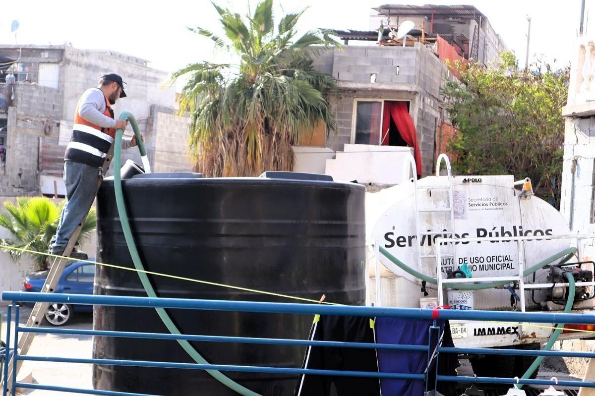 Personal de la Secretaría de Servicios Públicos de Santa Catarina reabastece un tanque estacionario con agua ante la ola de calor. Foto: Gobierno de Santa Catarina
