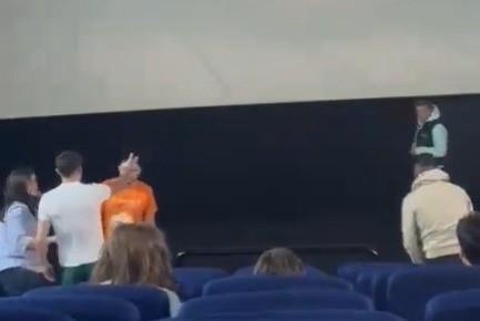 El hombre de chaqueta negra era el novio agresor mientras que el hombre de camisa blanca era el boxeador que se metió en la pelea de la pareja. Foto: X @TortuguencioG.