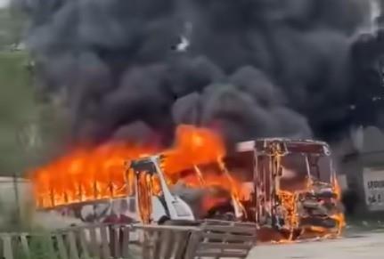 El incendio consume dos unidades de transporte de la ruta 211. Foto: Apodaca en Alerta.