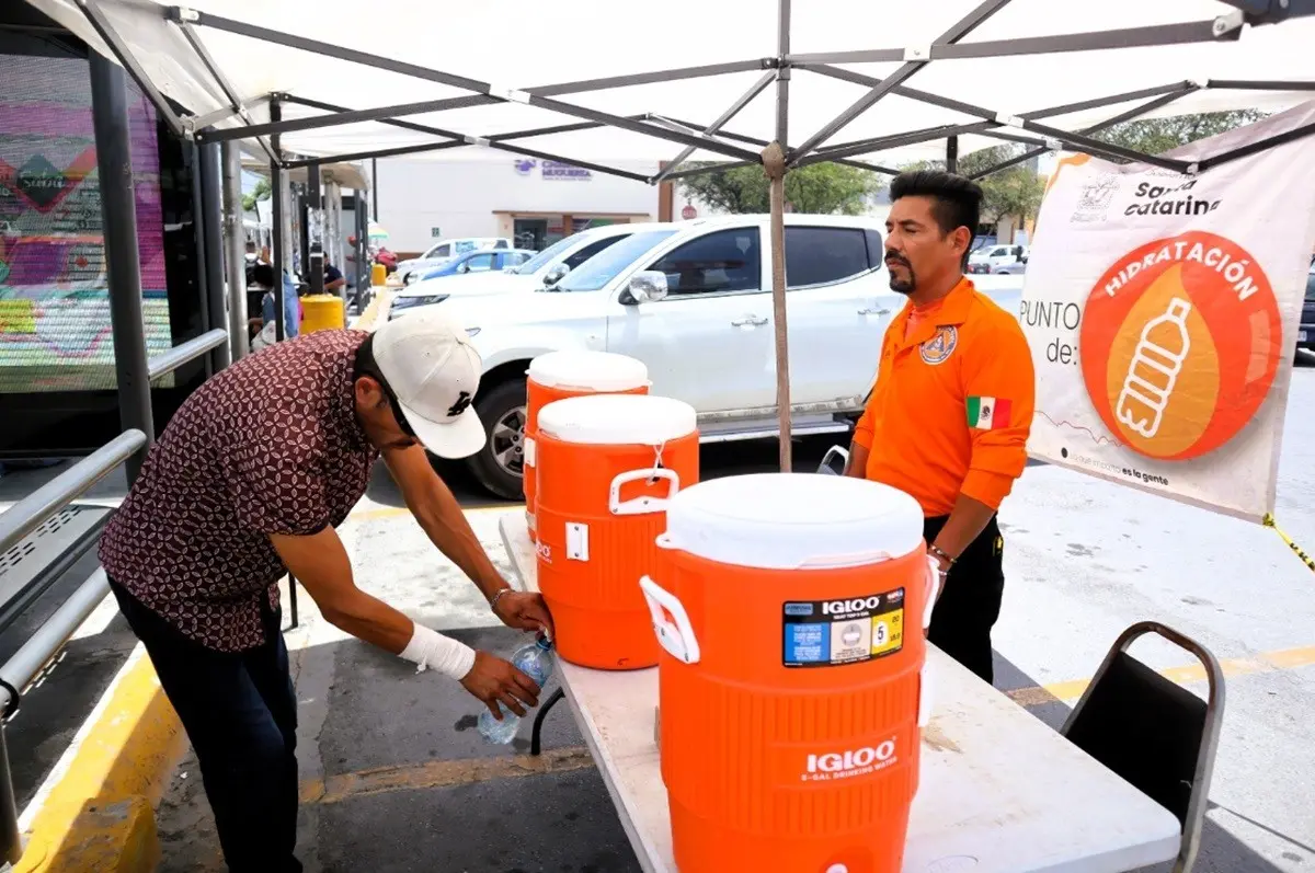 Distribuye Gobierno de Santa Catarina agua para combatir altas temperaturas