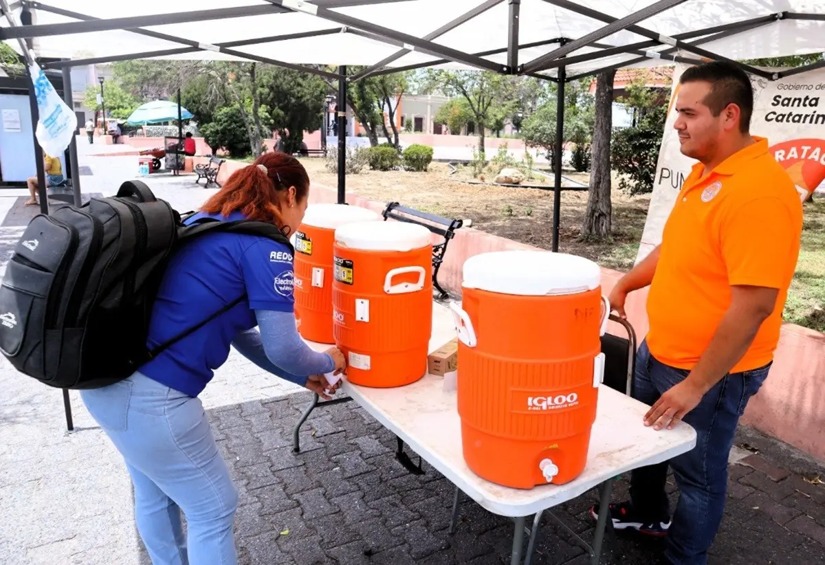 Distribuye Gobierno de Santa Catarina agua para combatir altas temperaturas