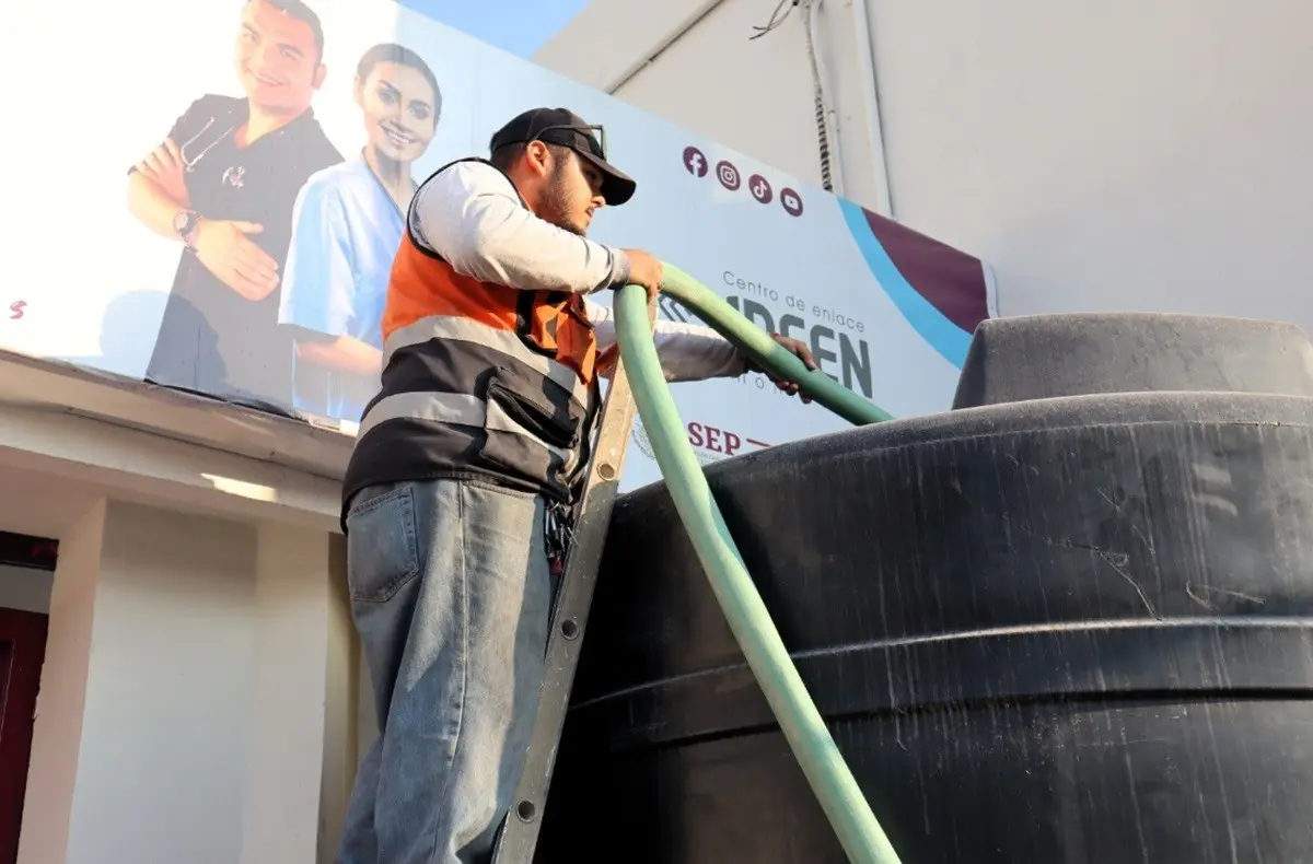 Distribuye Gobierno de Santa Catarina agua para combatir altas temperaturas