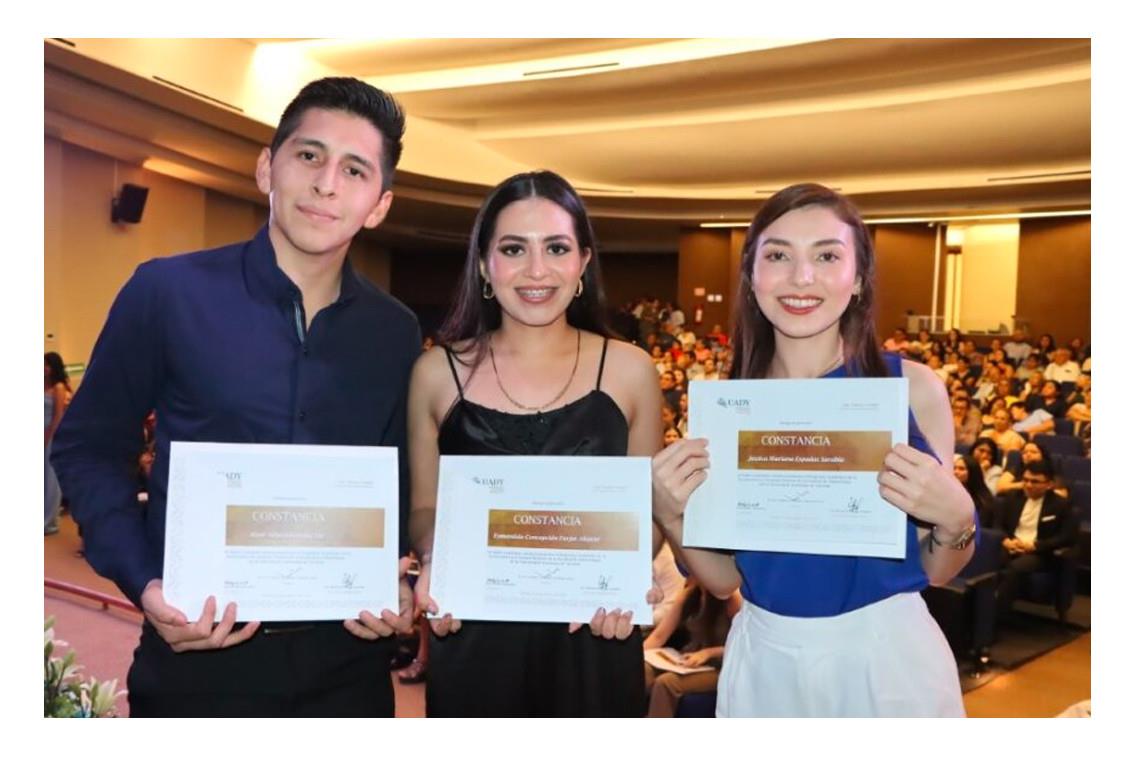 Durante una ceremonia, 69 estudiantes de la Licenciatura de Cirujano Dentista fueron reconocidos por terminar sus estudios en la Uady.- Foto de la Uady