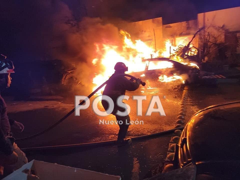 Un bombero sofocando el siniestro ocurrido en la colonia Colinas de Santa Engracia. Foto: Raymundo Elizalde.