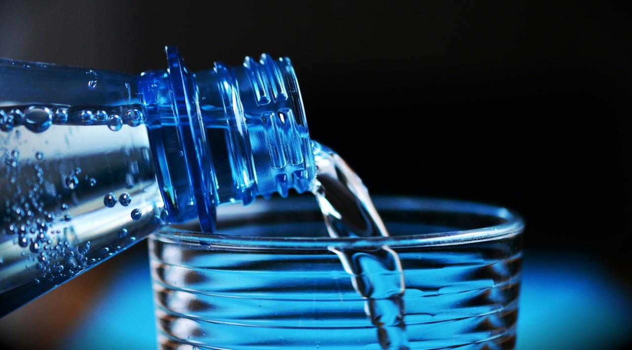 Según el influencer duranguense el agua embotellada sabe diferente según su marca. Foto: Pexes.