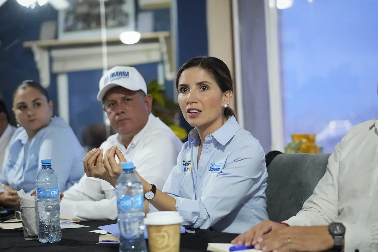 La Candidata al Senado de la República, Susana Zatarain, durante su encuentro con el Consejo Ciudadano del Tezal en Cabo San Lucas. I Foto: Susana Z, Facebook.