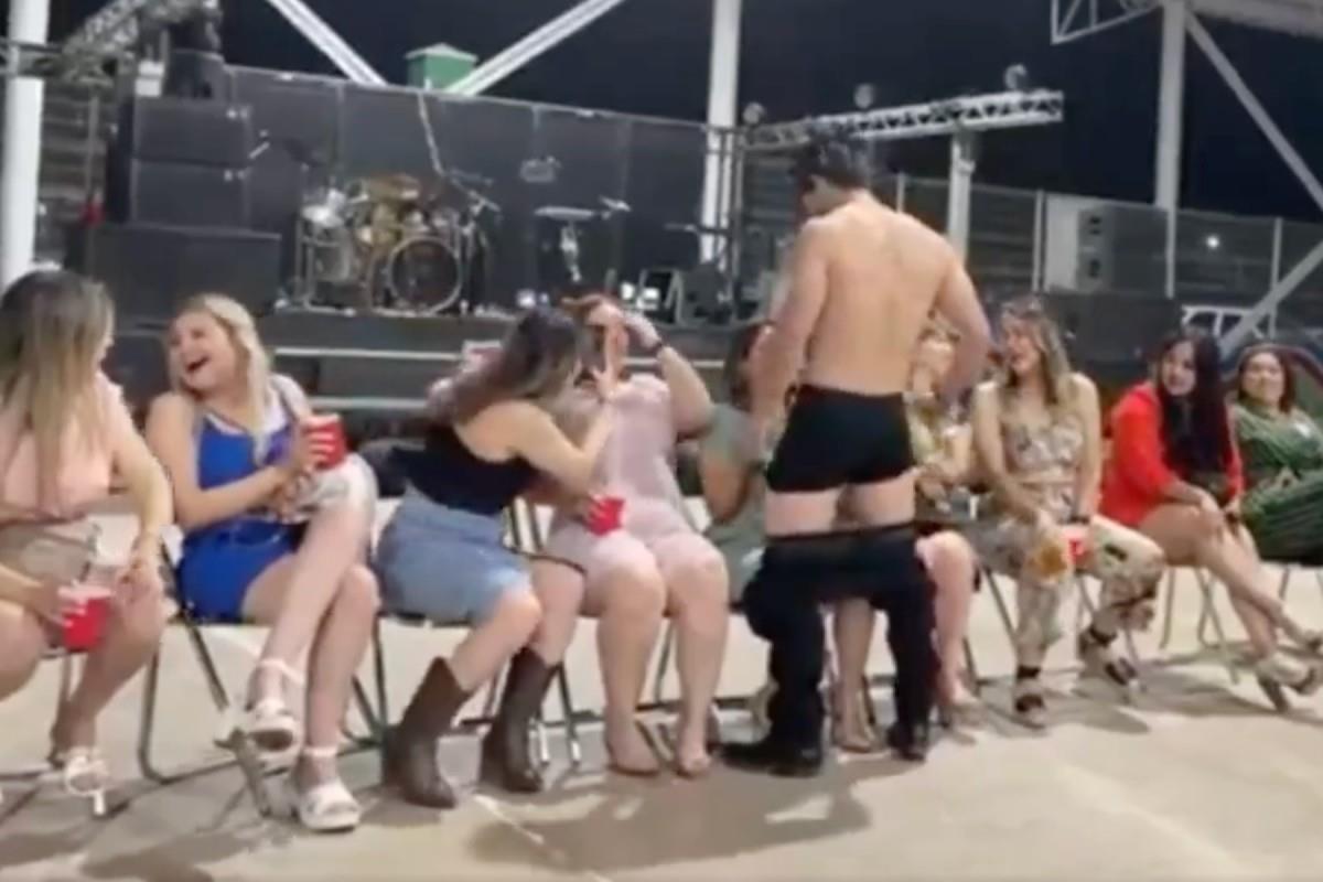Los strippers realizaron bailes a las madres Foto: X(Twitter) @PostaMexico