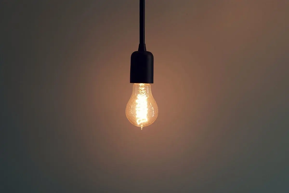 Un foco con bajo voltaje en un espacio. Foto: Canva