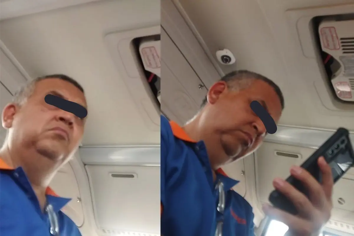 Hombre vistiendo una camisa azul con naranja con celular en mano. Foto: Facebook Grupo 21 de enero