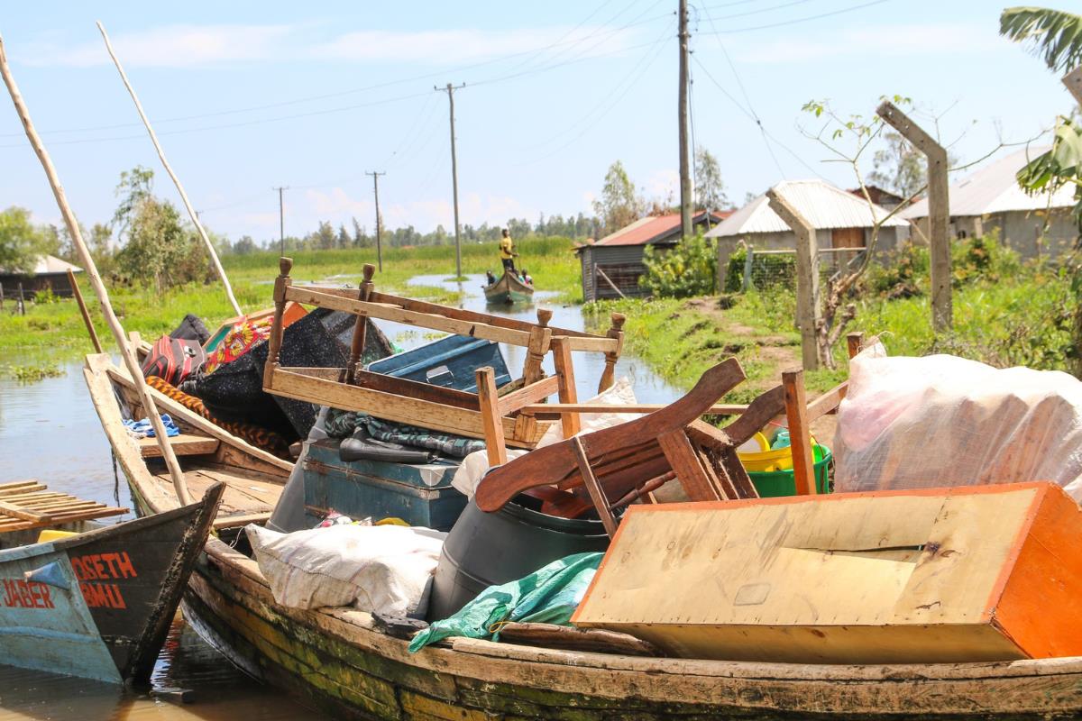 Balsa en la que se han puesto diversos objetos de un hogar, en medio de una zona inundada en Kenia. Foto: X/@SpokespersonGoK