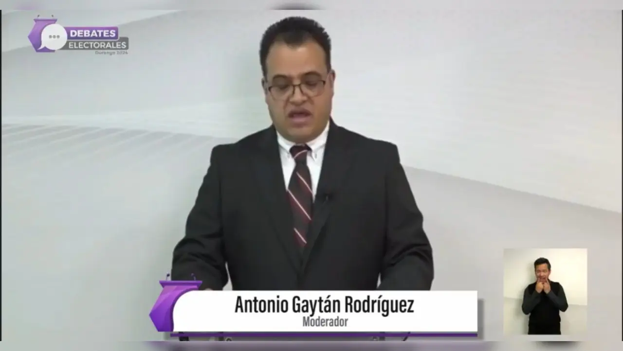 Moderador del IEPC al momento de anunciar que el debate se cancela. Foto: Captura de pantalla.