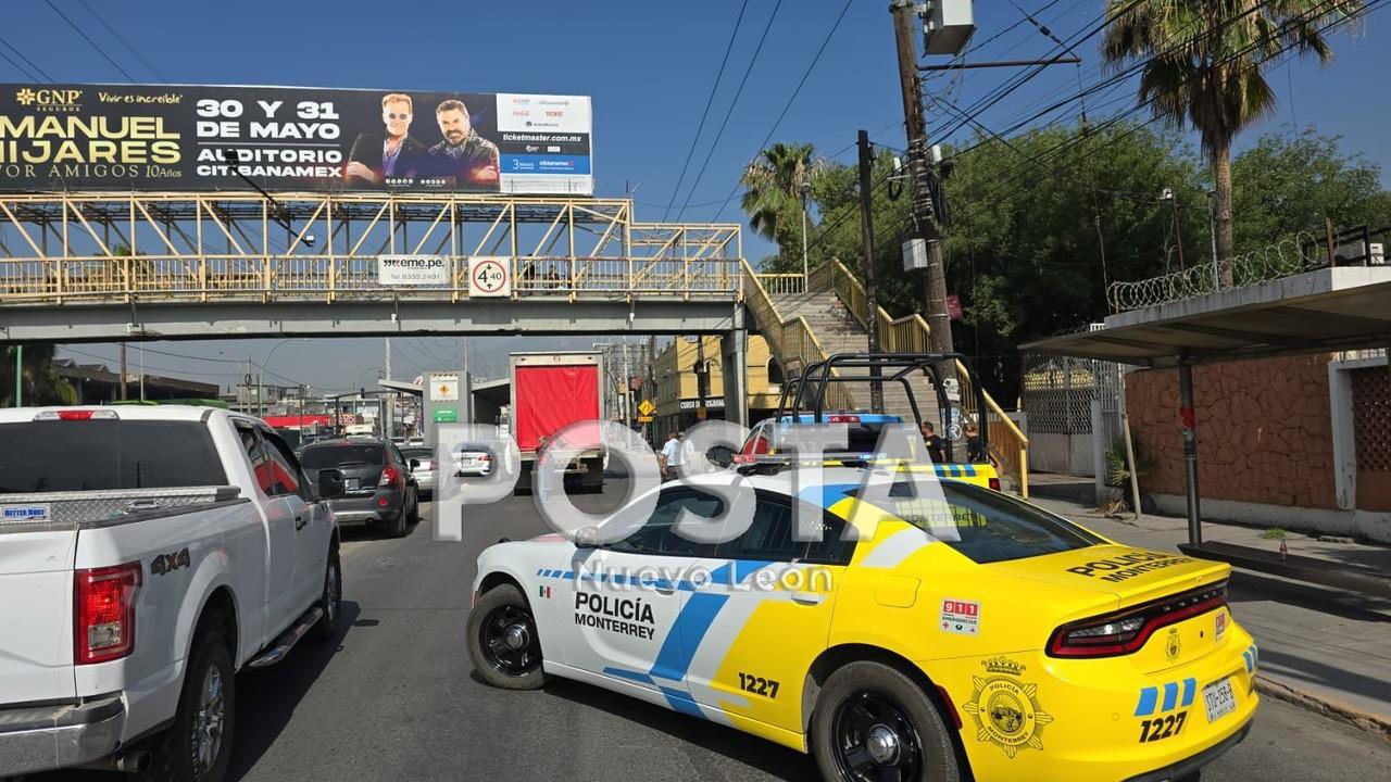 Unidad de la Secretaría de Seguridad de Monterrey y otro vehículos en el tráfico generado por la intención de un hombre de lanzarse del puente de Ruiz Cortines. Foto: Raymundo Elizalde