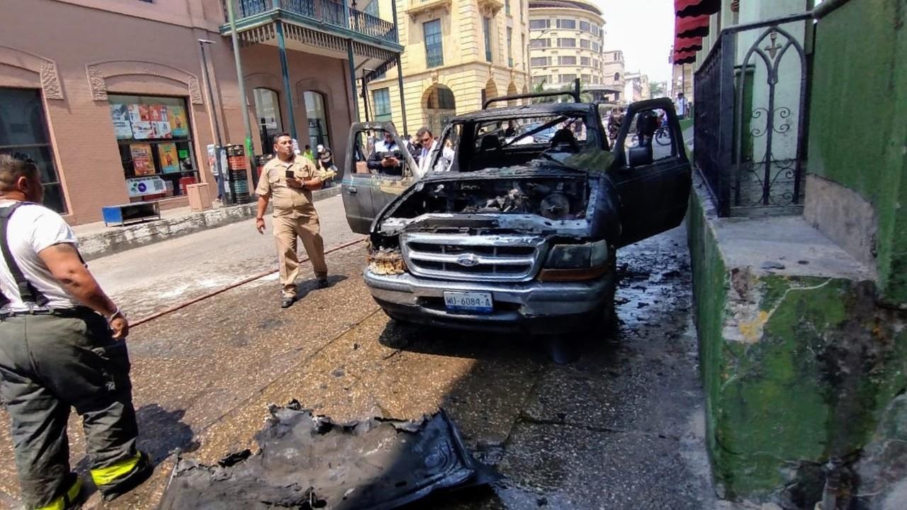 Camioneta calcinada en la Zona Centro de Tampico