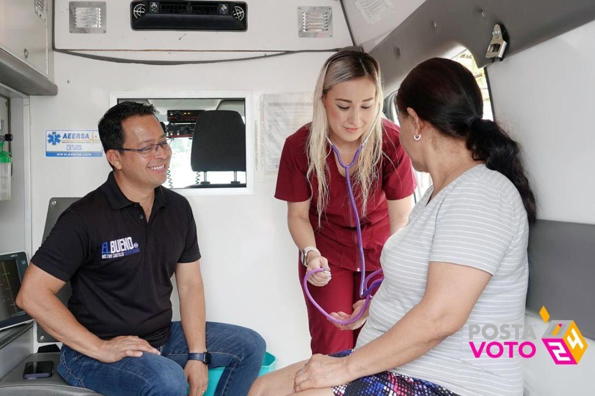 Héctor Castillo, candidato del PAN a la alcaldía de Santa Catarina, una mujer y una enfermera. Foto: PAN