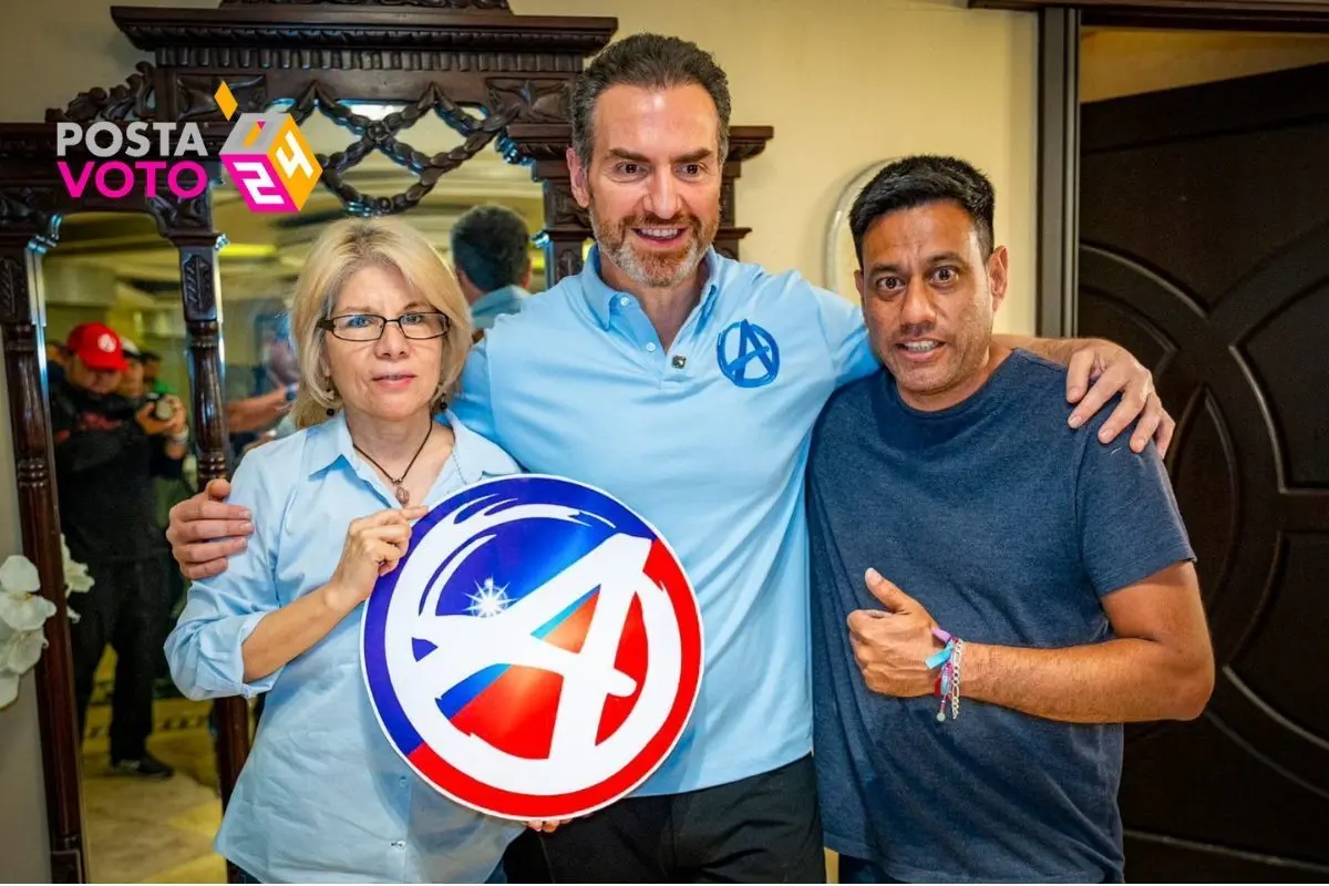 El priista Adrián de la Garza, candidato a la alcaldía de Monterrey, con vecinos de la colonia Vista Hermosa. Foto: Coalición Fuerza y Corazón por Nuevo León