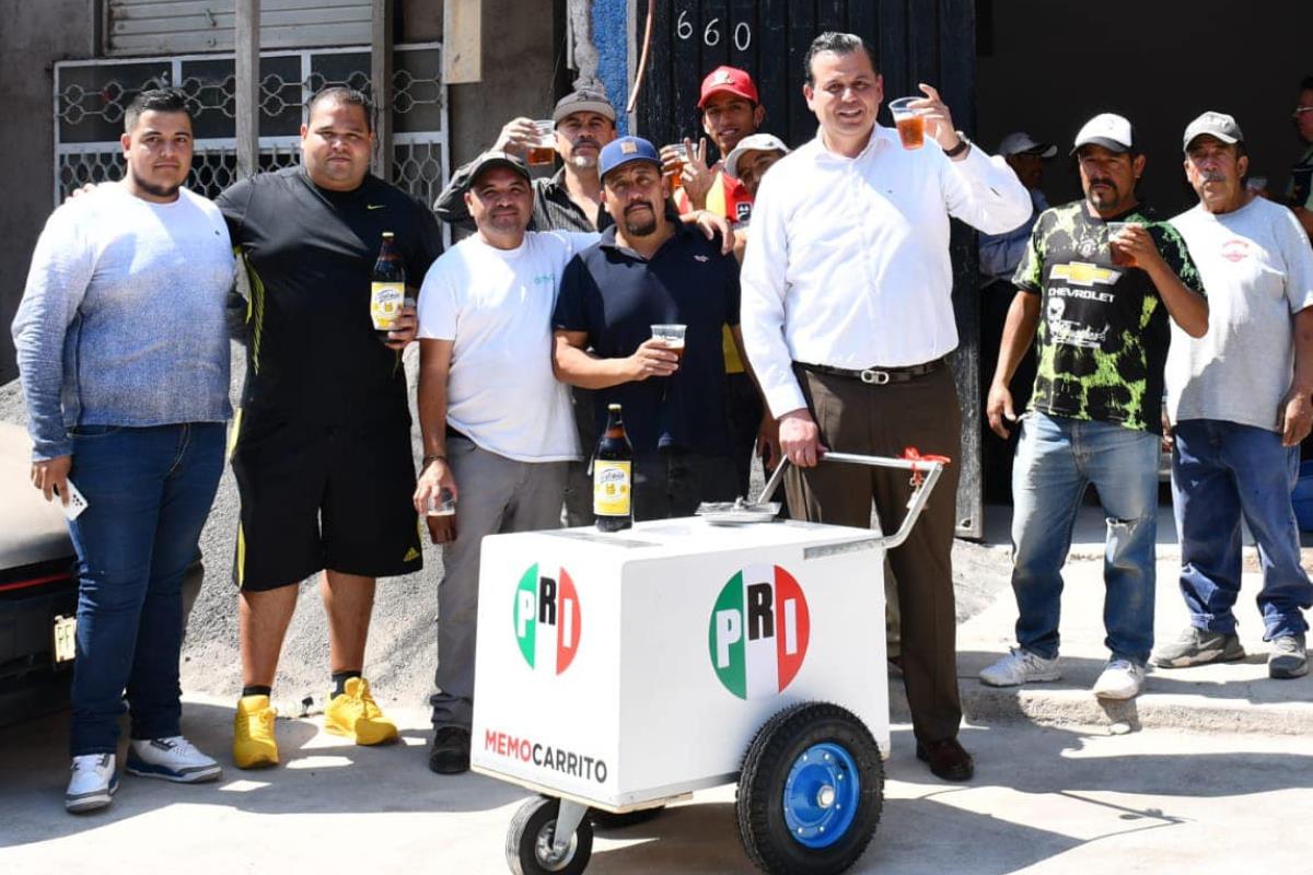 Guillermo Valencia Reyes, presidente estatal del PRI de Michoacán, junto al grupo de albañiles con los que se tomó las caguamas de su memo carrito. Foto: Facebook