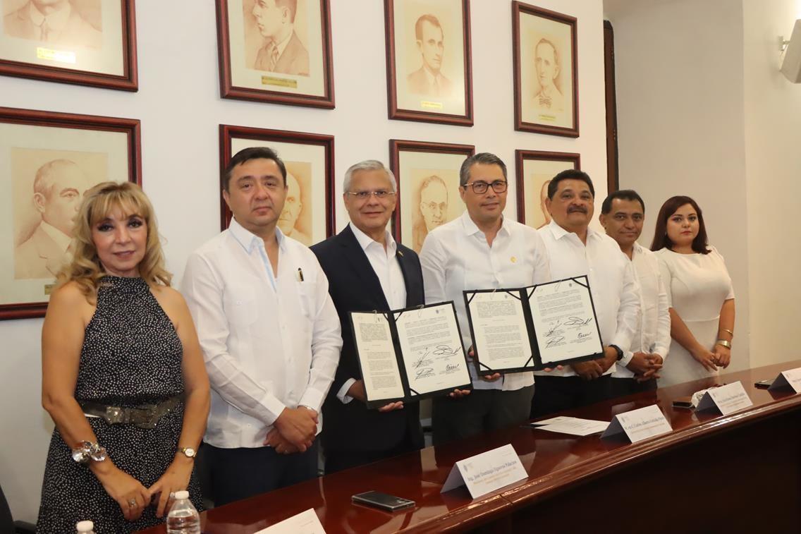 Autoridades de la Uady y del Imef participaron en una ceremonia en la que se realizaron firmas de colaboración.- Foto de la Uady