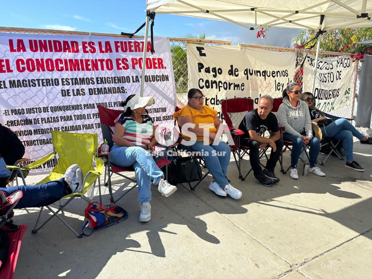 Plantón de docentes en la Secretaría de Educación Pública de BCS. I Foto: Joel Cosío, POSTA.