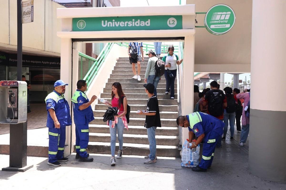Bomberos y Protección Civil de San Nicolás repartieron botellas de agua a ciudadanos al exterior de la estación del Metro Universidad. Foto: Gobierno de San Nicolás