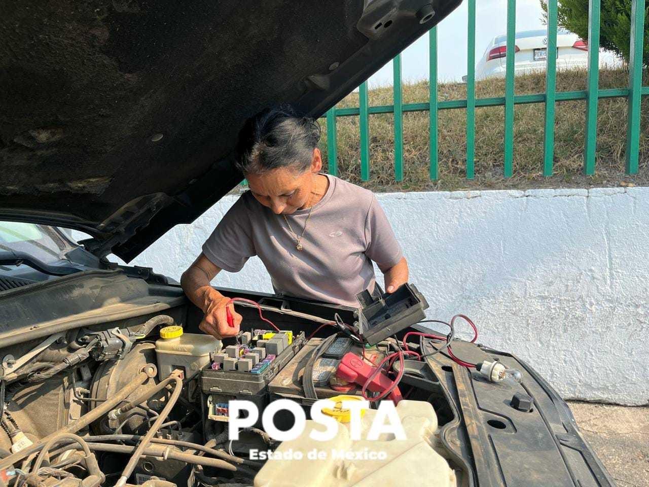 Doña Lupita celebra el Día de las Madres trabajando. Foto: Alberto Dzib