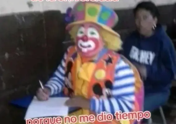 El PayasoPoquito presentando su examen de derecho penal. Foto: TikTok @PayasoPoquito.